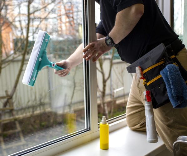 man-doing-professional-home-cleaning-service (3)